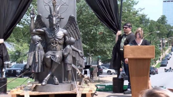 В Арканзасе установили статую дьявола
